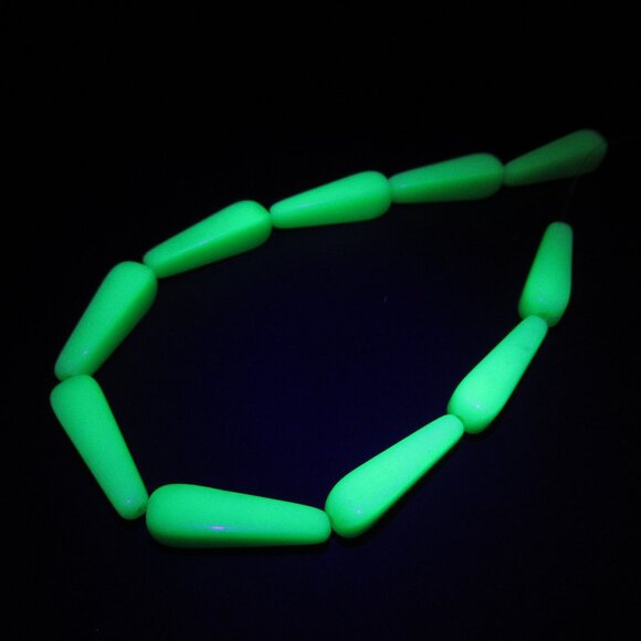 Uranium glass beads - Picture 1 of 8
